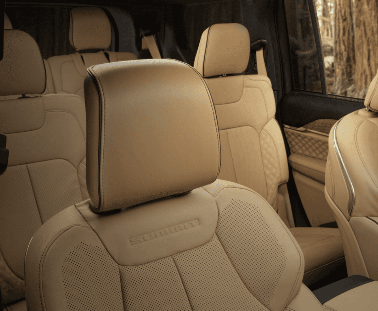 2022 Grand Cherokee Interior Cabin