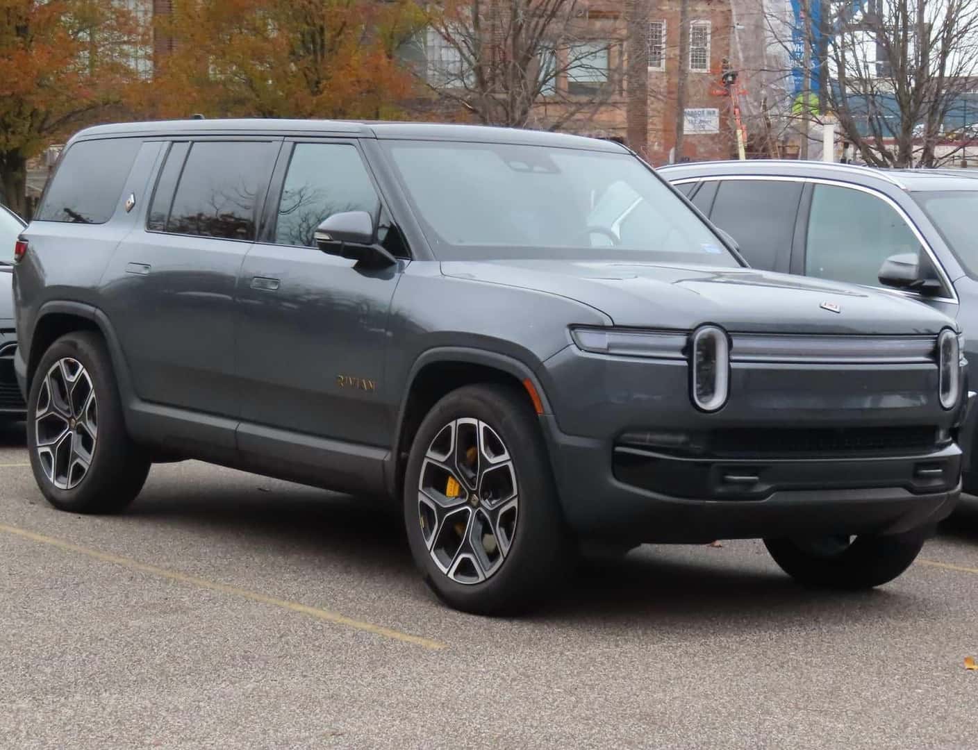 2025 Rivian R1S, front three-quarter view
