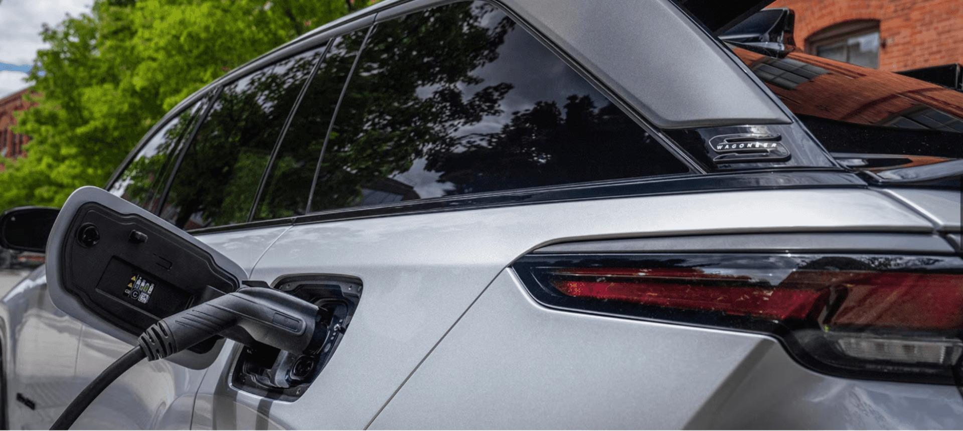 Charging capabilities of 2025 Jeep Wagoneer S for sale in Florence, AL at Singing River CDJR