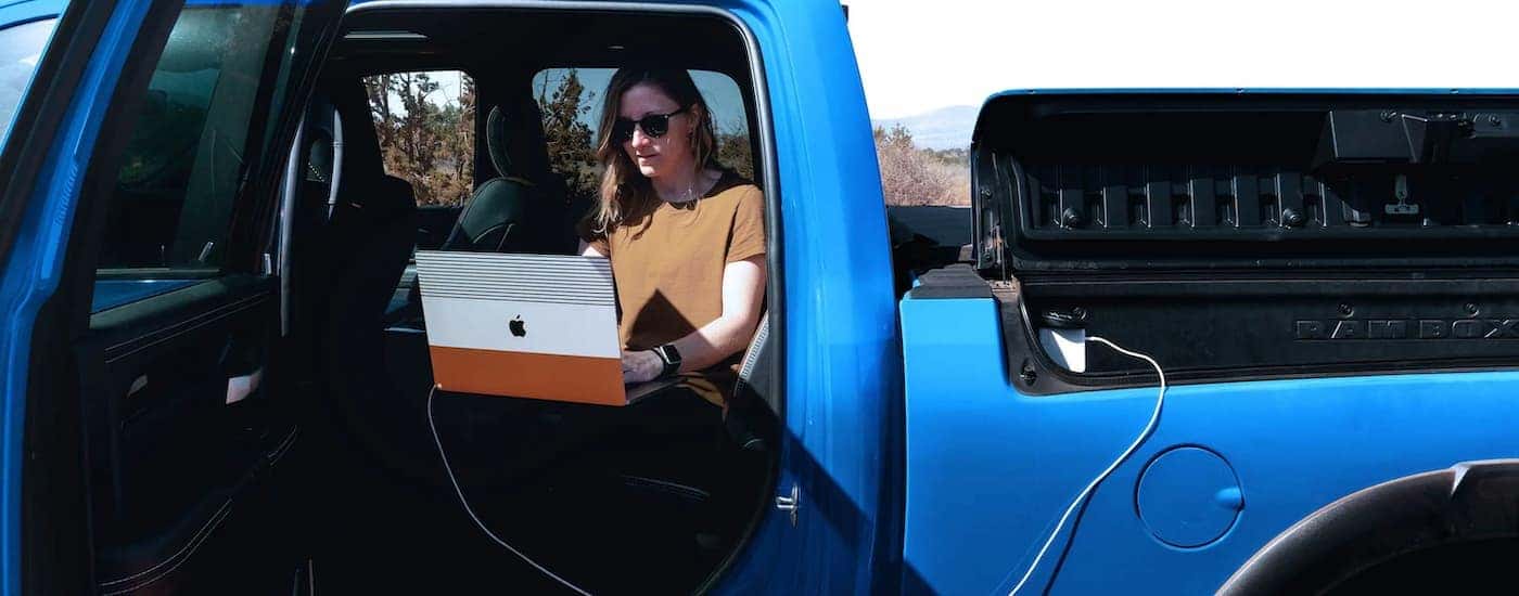 A person on a laptop plugged into a RAMBOX is looking for a 2022 Ram 2500 and 2022 Ram 3500.